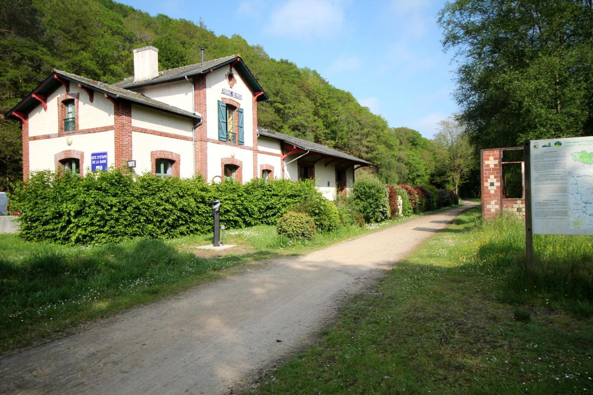 Ostal Scrignac - Gite D'Etape De La Gare Zewnętrze zdjęcie