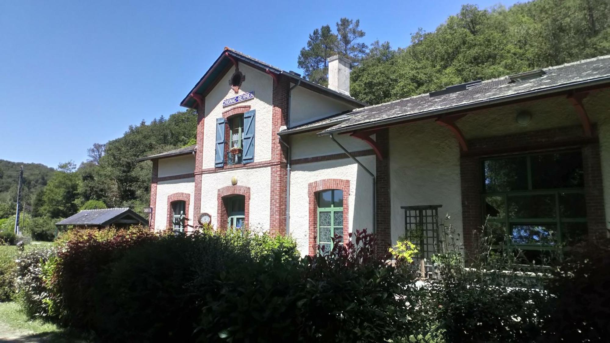 Ostal Scrignac - Gite D'Etape De La Gare Zewnętrze zdjęcie